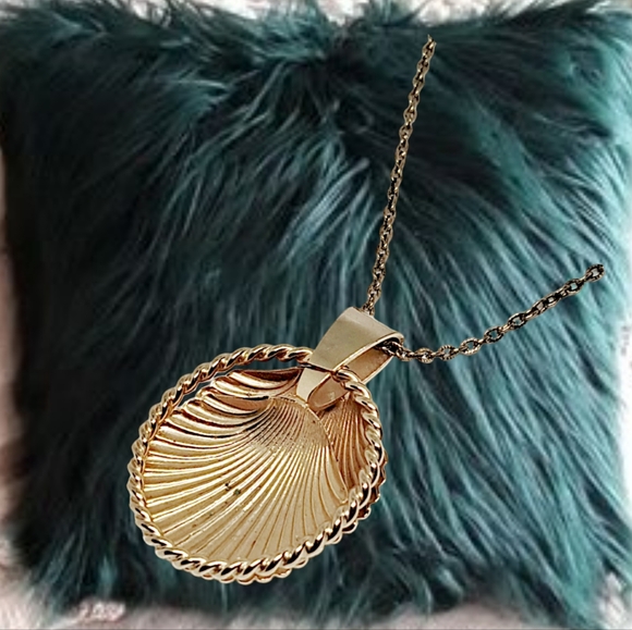 .👣4/$20. Gold Tone Necklace with Double Golden Shells Pendant - Picture 7 of 8